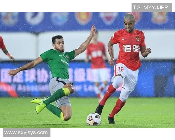 成都与广州足球队的较量分析与赛后总结探讨力量对比与战术应用 成都与广州足球队的较量分析与赛后总结探讨力量对比与战术应用