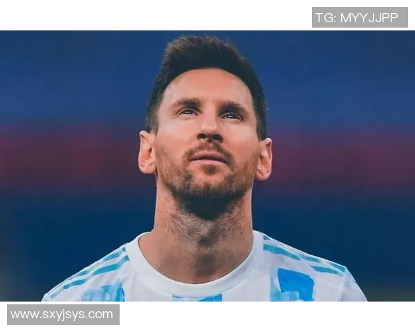 足球明星佩戴耐克帽子展现个性风采引发球迷热议